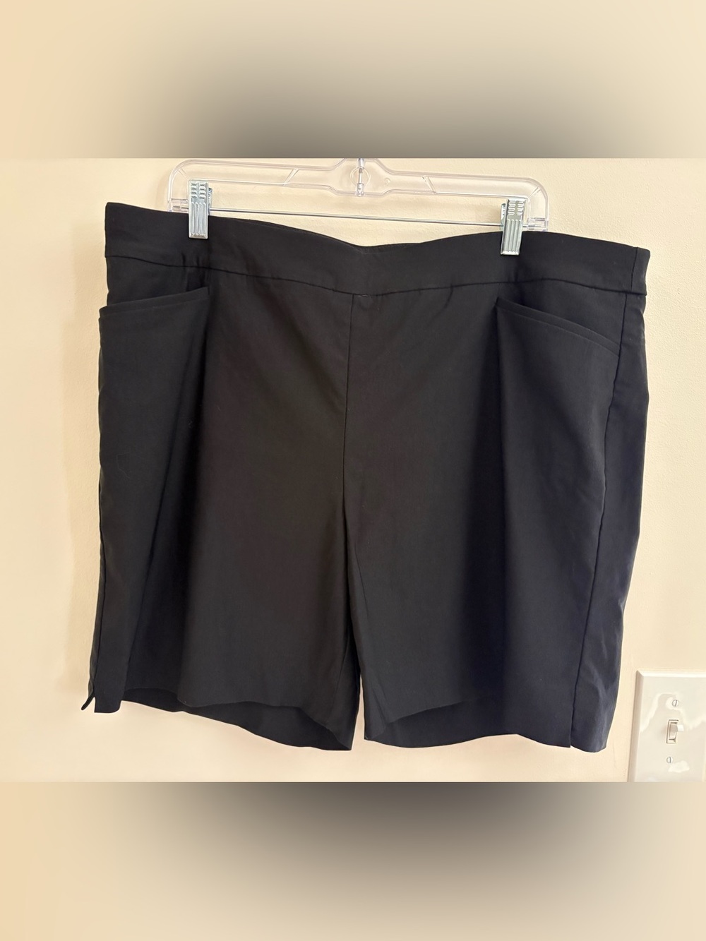 Chico’s Black Pull-On Shorts Size 3.5 XL 570327953 Stretch Casual size 16 18